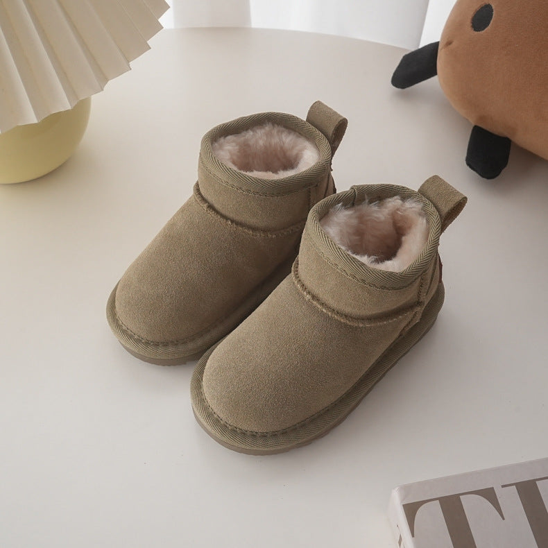 Stylish padded baby boots available in black, beige, light brown, and grey. Made with soft faux fur lining, non-slip soles, and an easy pull-on design, perfect for keeping your baby warm and safe during winter.