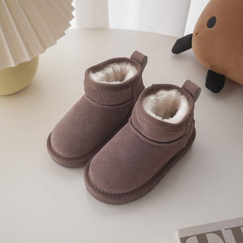 Stylish padded baby boots available in black, beige, light brown, and grey. Made with soft faux fur lining, non-slip soles, and an easy pull-on design, perfect for keeping your baby warm and safe during winter.