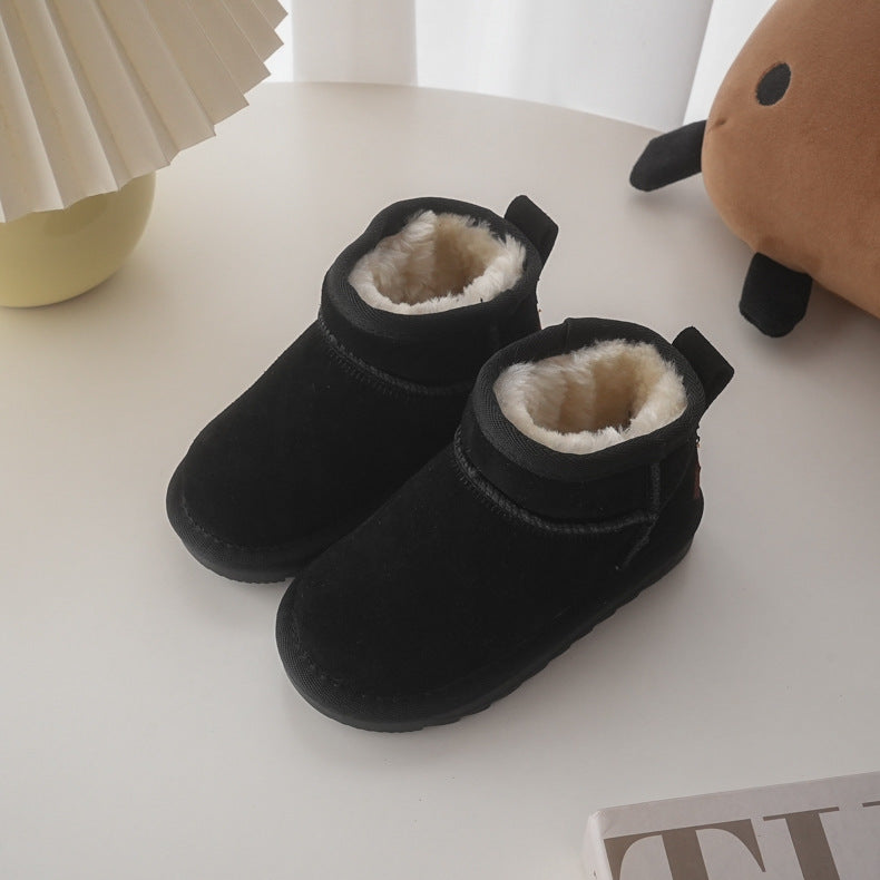 Stylish padded baby boots available in black, beige, light brown, and grey. Made with soft faux fur lining, non-slip soles, and an easy pull-on design, perfect for keeping your baby warm and safe during winter.