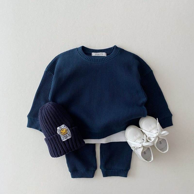 Casual Baby Set featuring a soft, breathable cotton long-sleeve top and matching trousers, available in various colors. Perfect for spring and autumn.