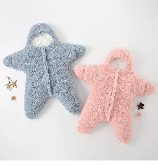 Adorable Baby Starfish Costume in soft, warm fabric – ideal for winter, featuring a cute starfish shape and versatile use as swaddle, sleeping bag, or stroller blanket