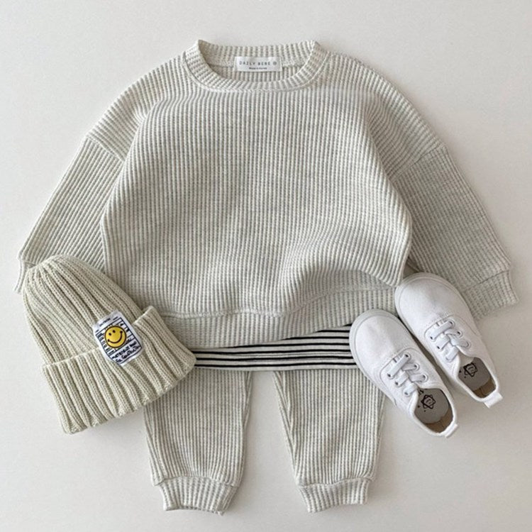 Casual Baby Set featuring a soft, breathable cotton long-sleeve top and matching trousers, available in various colors. Perfect for spring and autumn.