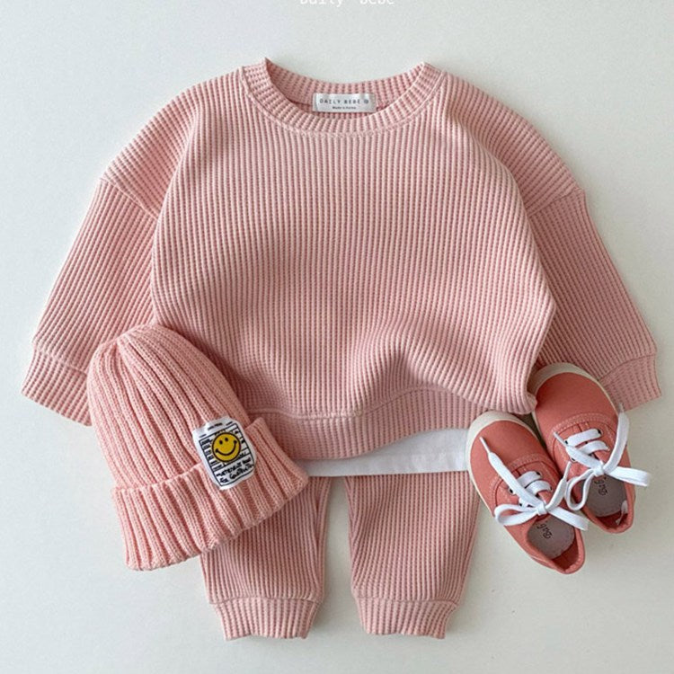 Casual Baby Set featuring a soft, breathable cotton long-sleeve top and matching trousers, available in various colors. Perfect for spring and autumn.